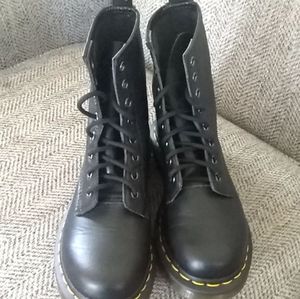 (NWOT) Doc martens boots